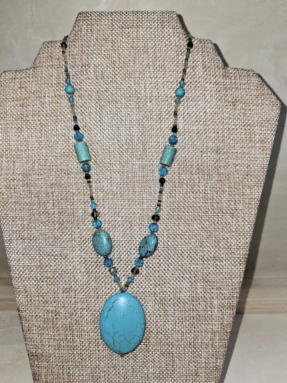 Howlite Pendant Beaded Necklace